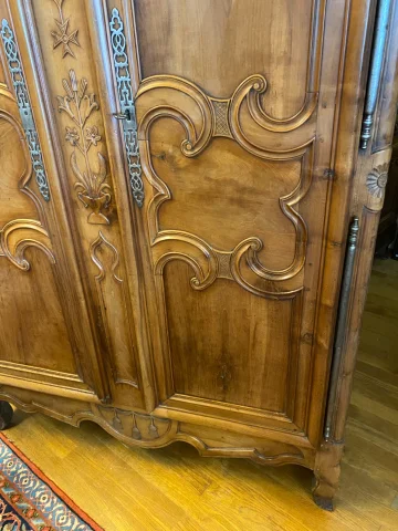 Bressaner Schrank aus Nussbaum. — Sehr guter Zustand