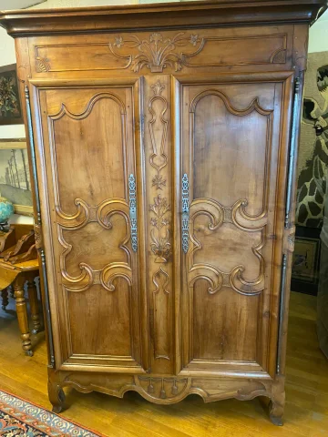 Bressaner Schrank aus Nussbaum. — Sehr guter Zustand