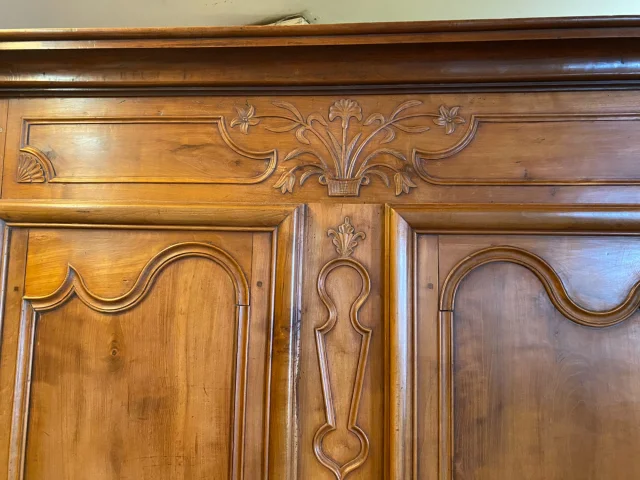 Bressaner Schrank aus Nussbaum. — Sehr guter Zustand