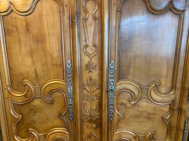 Bressaner Schrank aus Nussbaum. — Sehr guter Zustand