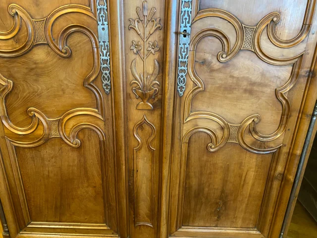 Bressaner Schrank aus Nussbaum. — Sehr guter Zustand