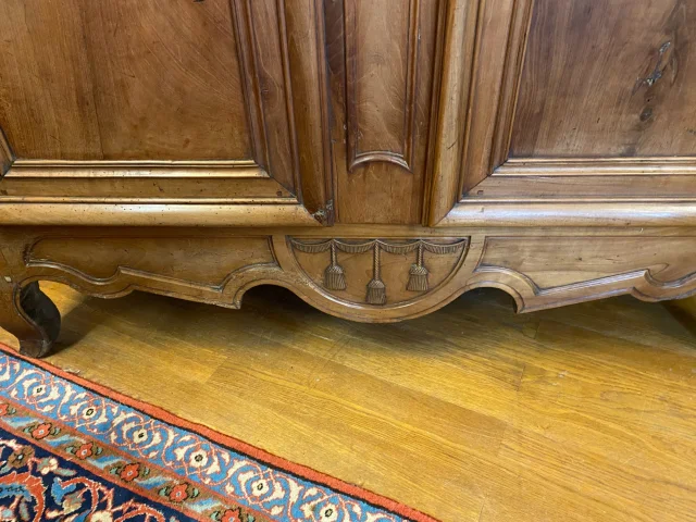 Bressaner Schrank aus Nussbaum. — Sehr guter Zustand