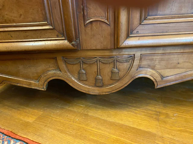Bressaner Schrank aus Nussbaum. — Sehr guter Zustand