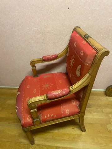 Coppia di ampie poltrone neoclassiche in sicomoro. Ottime condizioni.