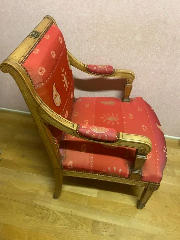 Coppia di ampie poltrone neoclassiche in sicomoro. Ottime condizioni.