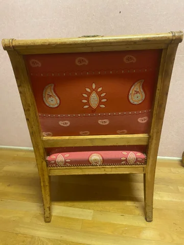Coppia di ampie poltrone neoclassiche in sicomoro. Ottime condizioni.
