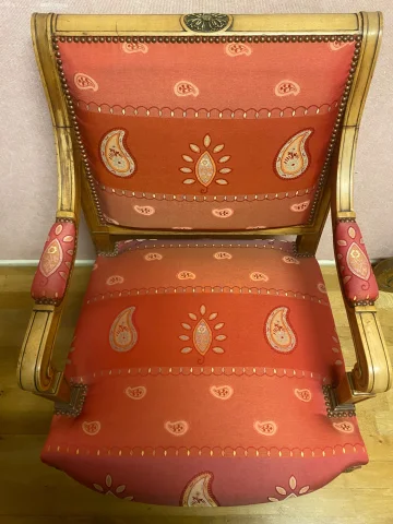Coppia di ampie poltrone neoclassiche in sicomoro. Ottime condizioni.