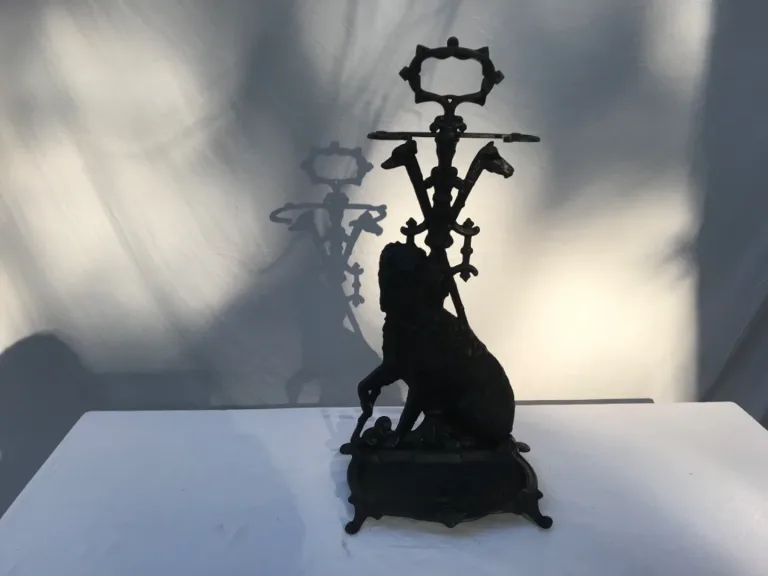 Porte-parapluies en fonte à décor de chien