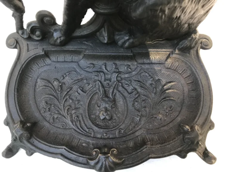 Porte-parapluies en fonte à décor de chien