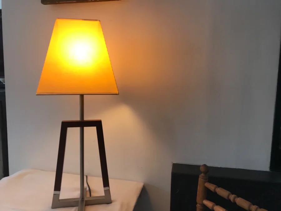 Lampe de salon élégante, sobre, design.