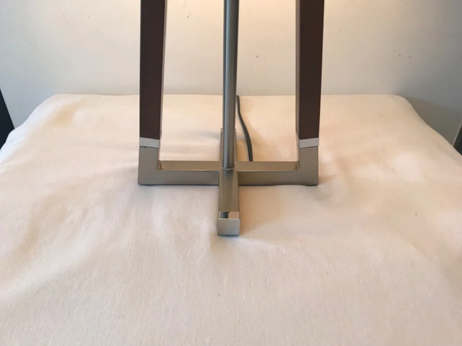 Lampe de salon élégante, sobre, design.