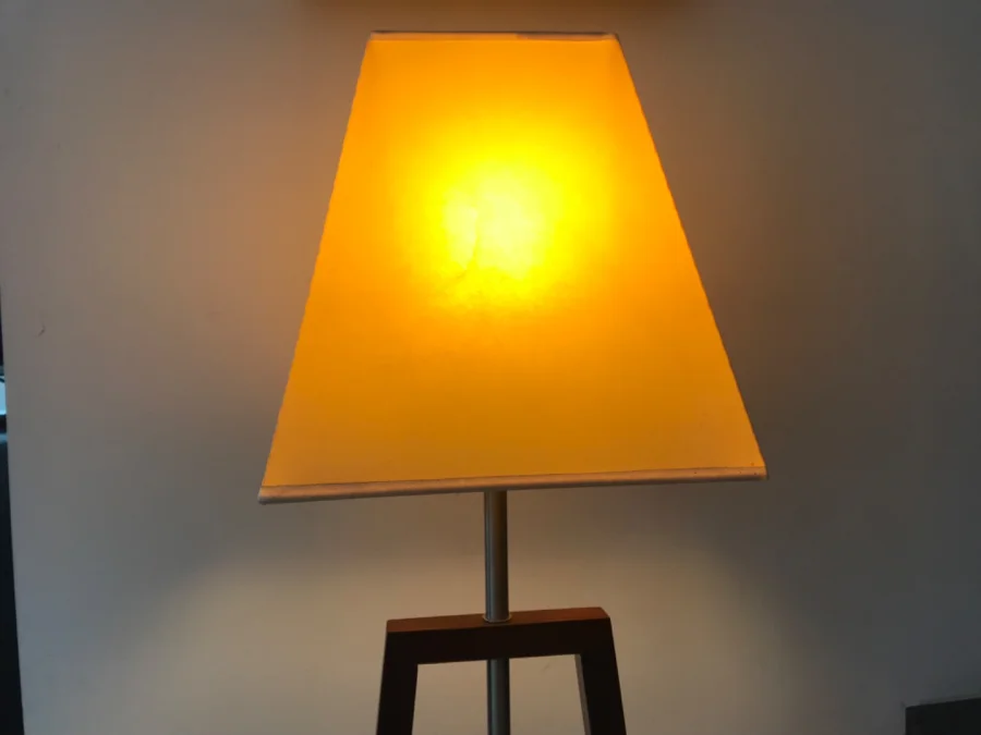 Lampe de salon élégante, sobre, design.