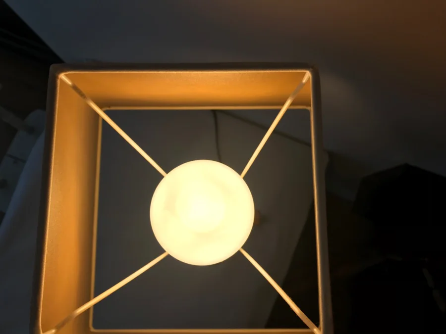 Lampe de salon élégante, sobre, design.