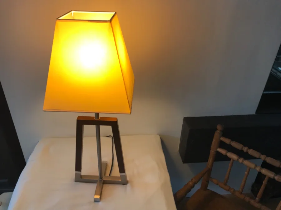 Lampe de salon élégante, sobre, design.
