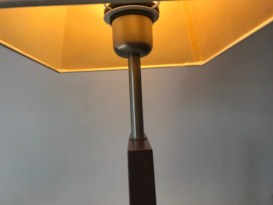 Lampe de salon élégante, sobre, design.