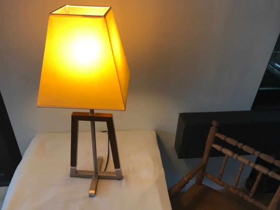Lampe de salon élégante, sobre, design.