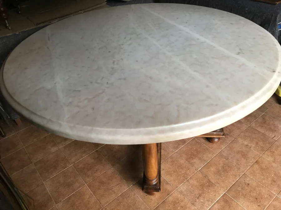 Table ronde à plateau de marbre
