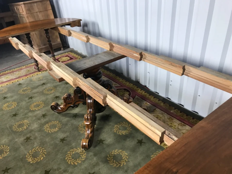 Table à manger ovale époque Napoleon III pied central