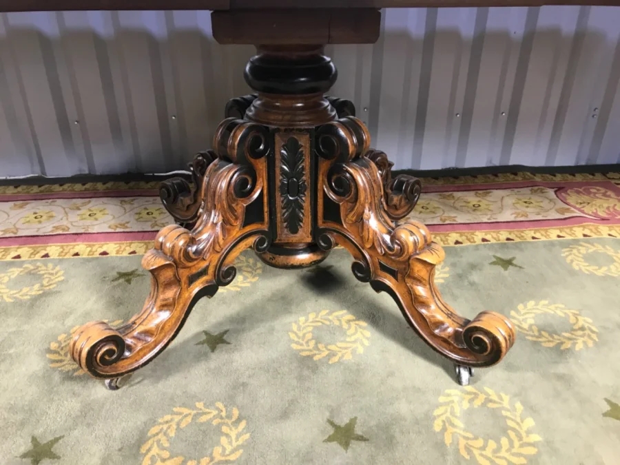 Table à manger ovale époque Napoleon III pied central