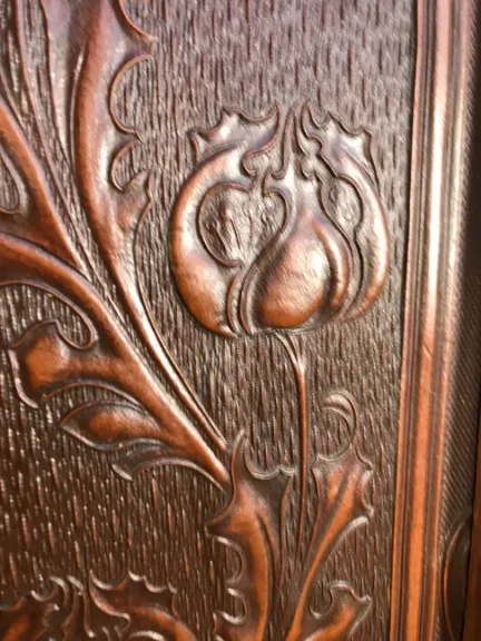 Vestiaire chêne et motifs sculptées 1900