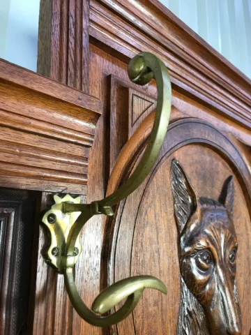 Vestiaire chêne et motifs sculptées 1900