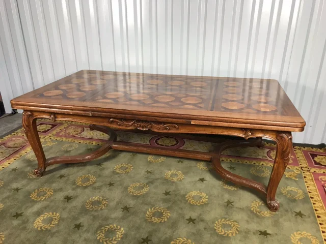 ESSTISCH IM LOUIS XV-STIL