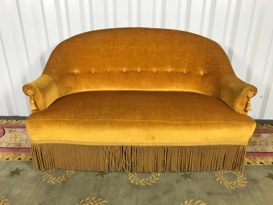 VINTAGE SETTEE