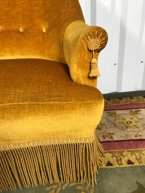 VINTAGE SETTEE