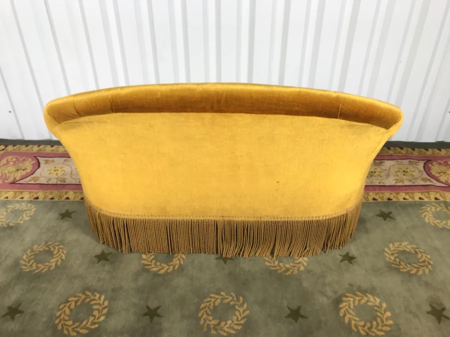 VINTAGE SETTEE