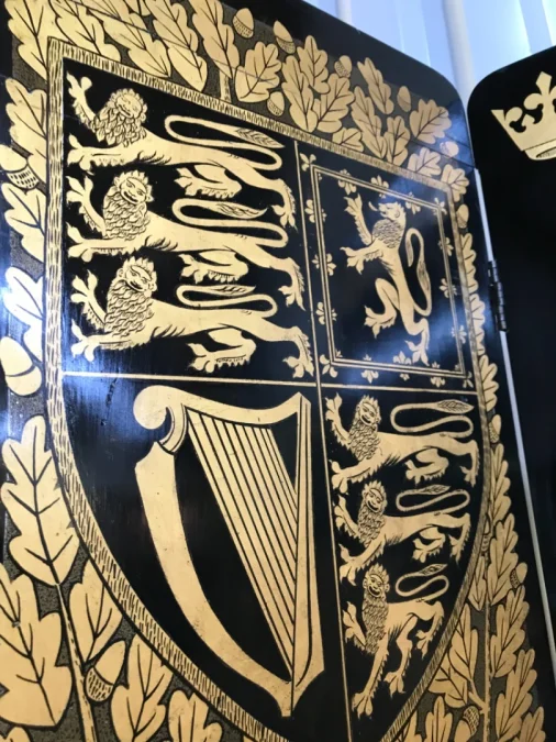 Paravent en bois laqué noir et doré signé E.DANN