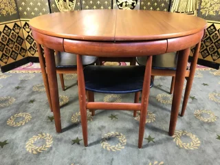 SKANDINAVISCHER TISCH UND STÜHLE