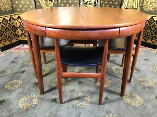 SKANDINAVISCHER TISCH UND STÜHLE