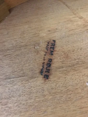 SKANDINAVISCHER TISCH UND STÜHLE