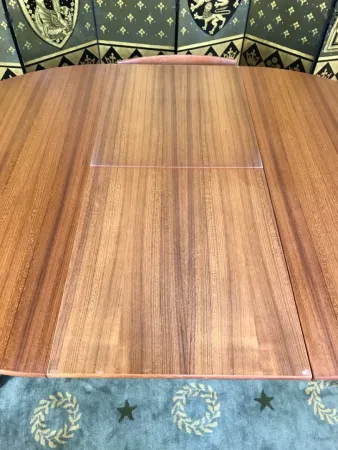 SKANDINAVISCHER TISCH UND STÜHLE