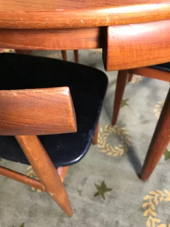 SKANDINAVISCHER TISCH UND STÜHLE