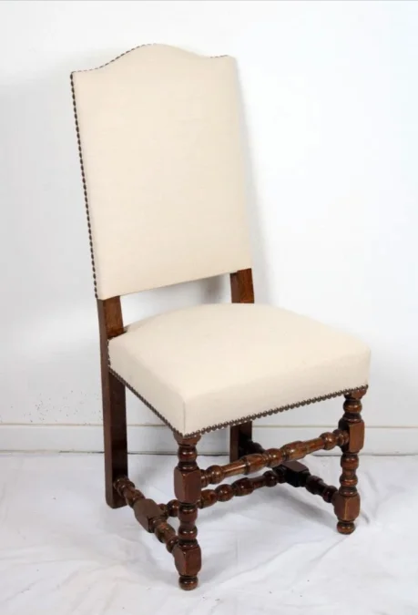 Suite de 6 chaises de style Louis XIII restaurées