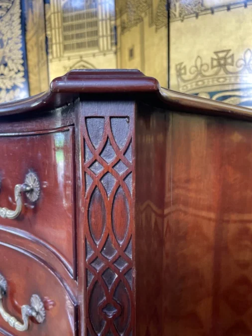 ENGLISH CHEST OF DRAWERS