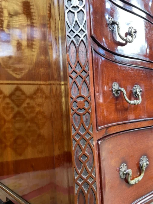 ENGLISH CHEST OF DRAWERS
