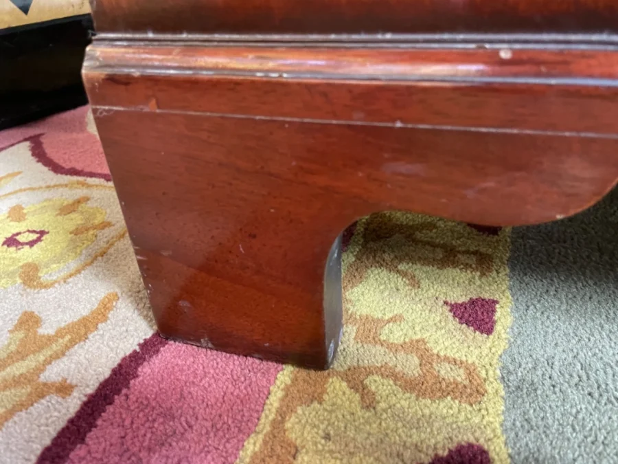 ENGLISH CHEST OF DRAWERS