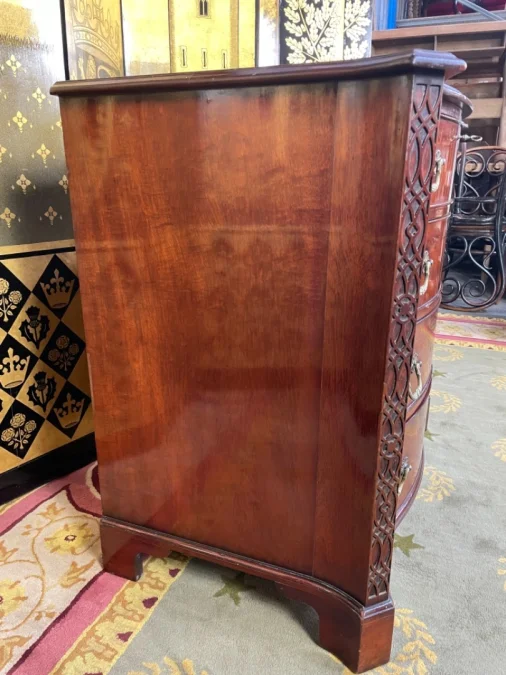 ENGLISH CHEST OF DRAWERS