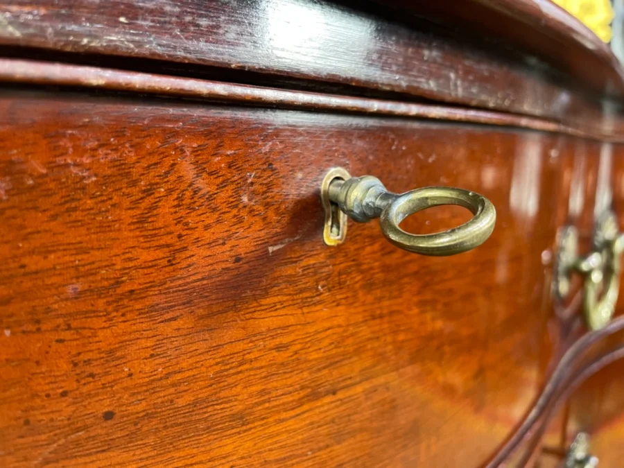 ENGLISH CHEST OF DRAWERS