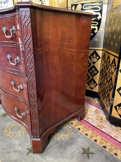 ENGLISH CHEST OF DRAWERS