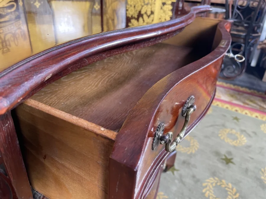 ENGLISH CHEST OF DRAWERS