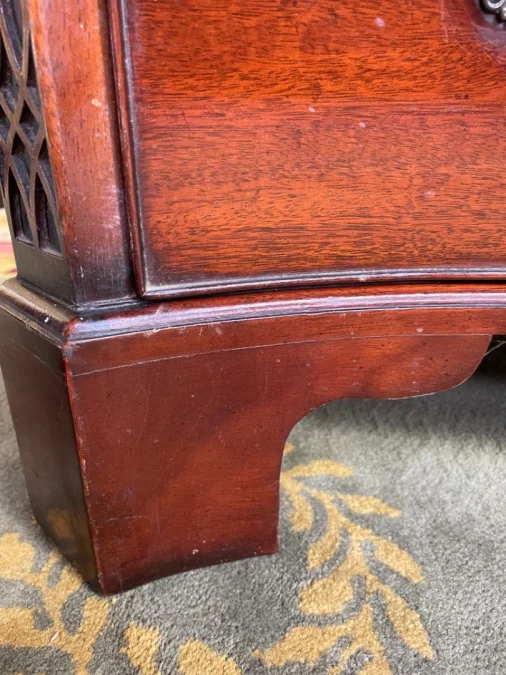 ENGLISH CHEST OF DRAWERS