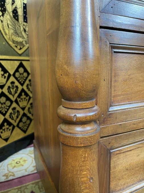 KOMMODE IM FRANZÖSISCHEN EMPIRE-STIL