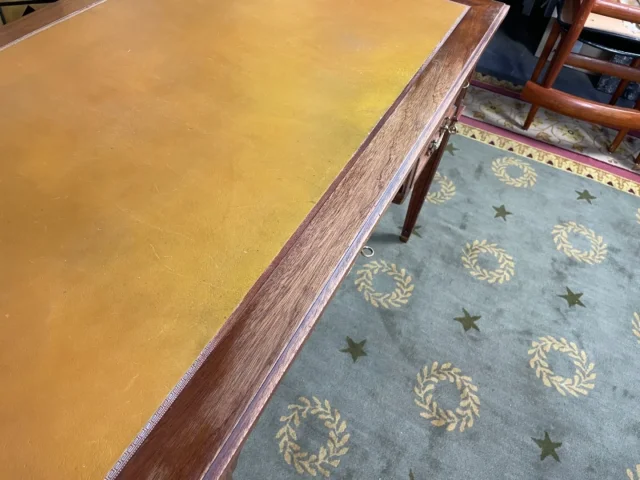 SCHREIBTISCH IM LOUIS XVI-STIL