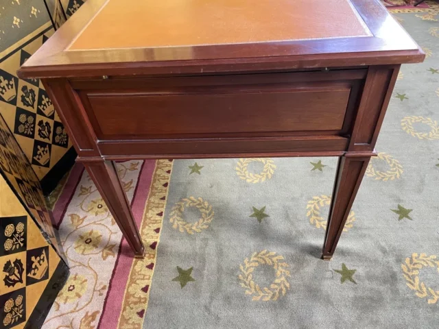 SCHREIBTISCH IM LOUIS XVI-STIL