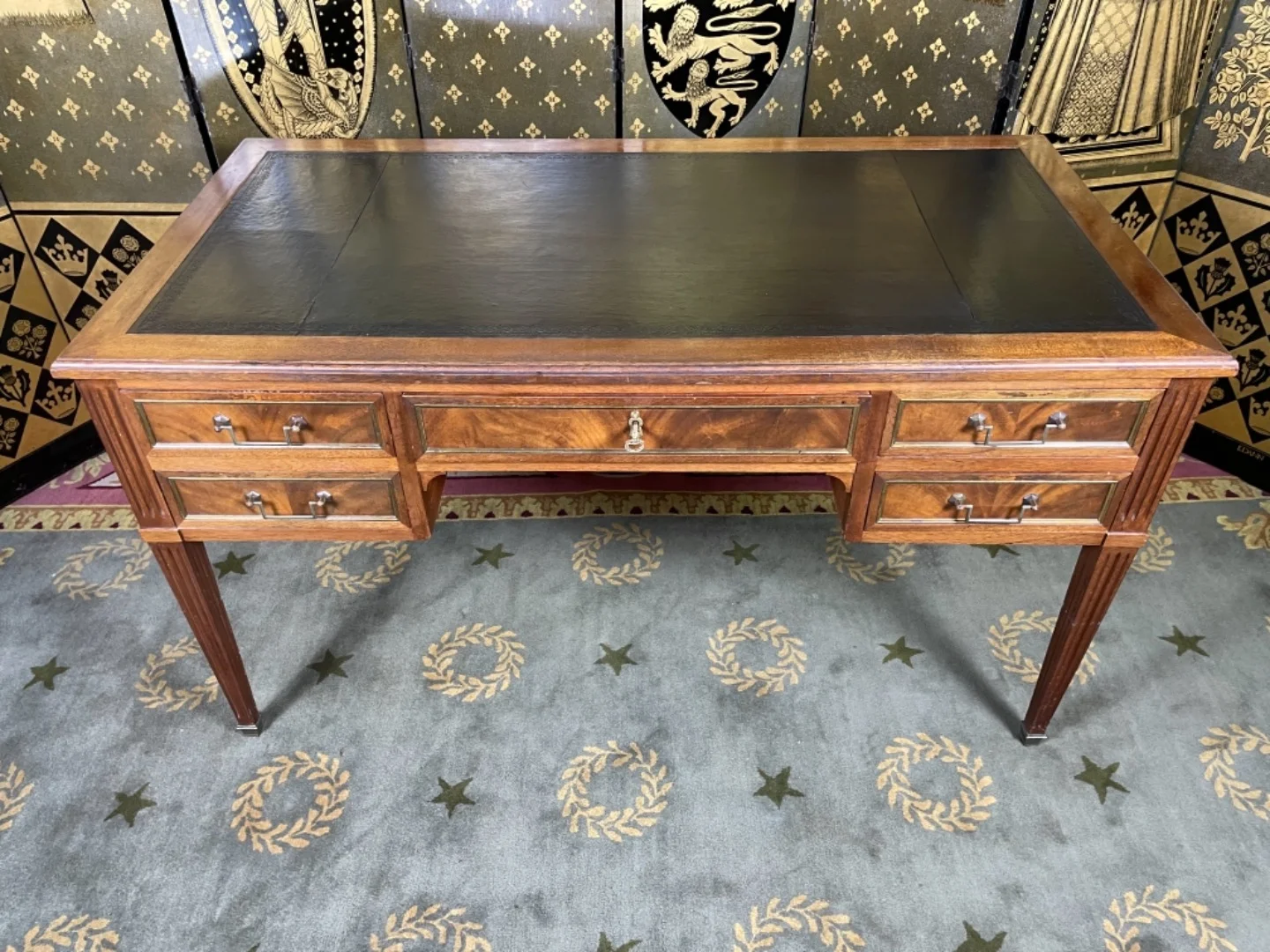SCHREIBTISCH IM LOUIS XVI-STIL