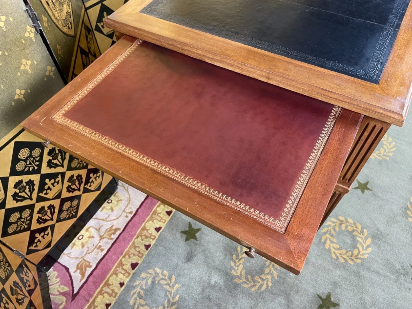 SCHREIBTISCH IM LOUIS XVI-STIL