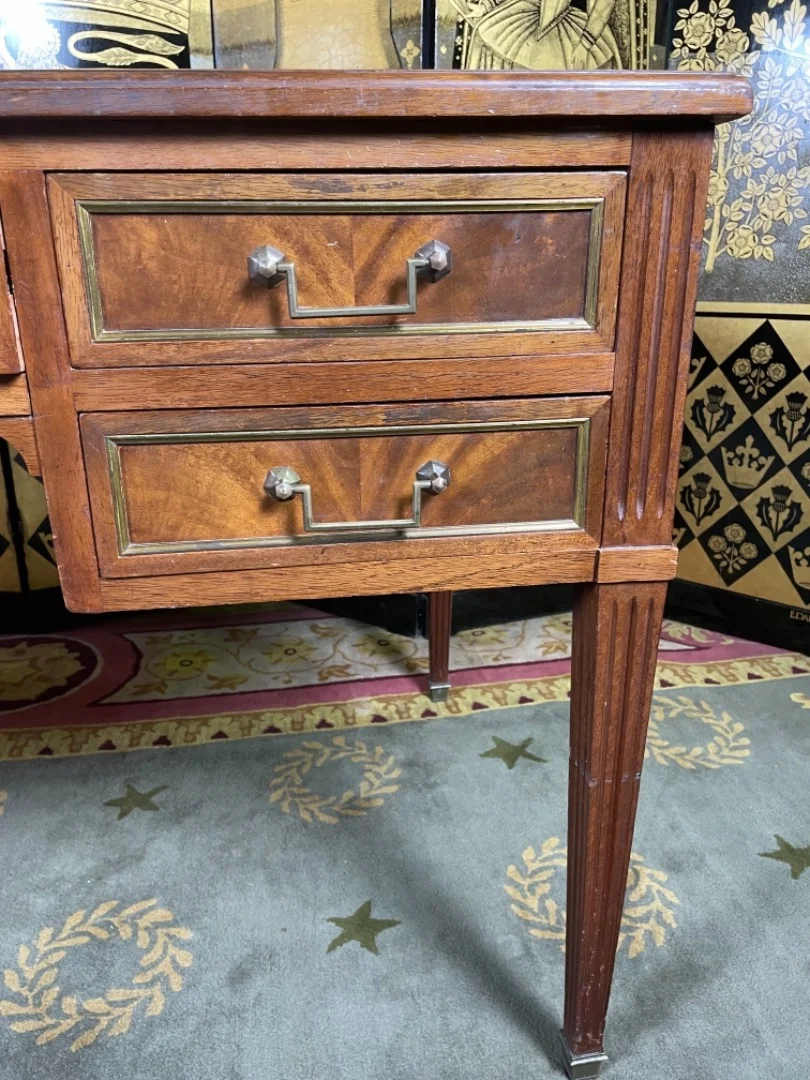SCHREIBTISCH IM LOUIS XVI-STIL